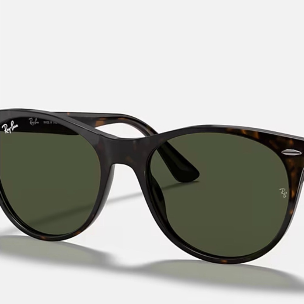 Authentic Ray-Ban Classic Tortoise Sunglasses with Dark Lenses RB2185